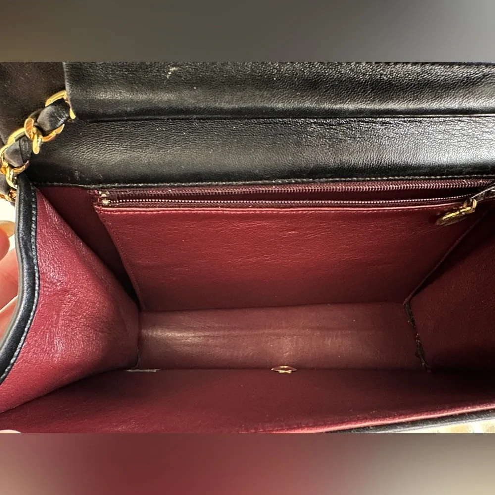 *Authentic* Chanel Vintage Chain Shoulder Flap Bag - Picture 4 of 15